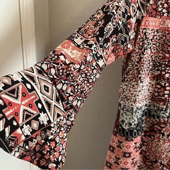 Bell sleeve dress - Picture 2 of 5